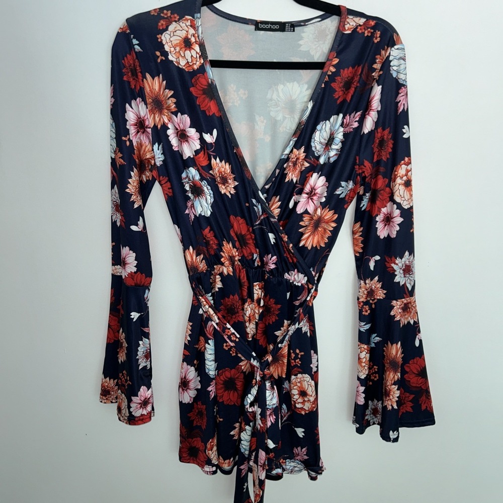 Boohoo Women's Size 8 Romper Floral V-Neck Long Wide Sleeve 70's Style